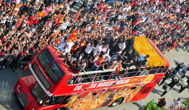 Skopje, 190911.
Unatoc jucerasnjem porazu u borbi za broncu, Makedonska kosarkarska reprezentacija je bila docekana na velicanstven nacin danas u Skoplju. Nekoliko desetak tisuca gradjana su na trgu Makedonija u Skoplju pozdravili makedonske heroje. 
Foto