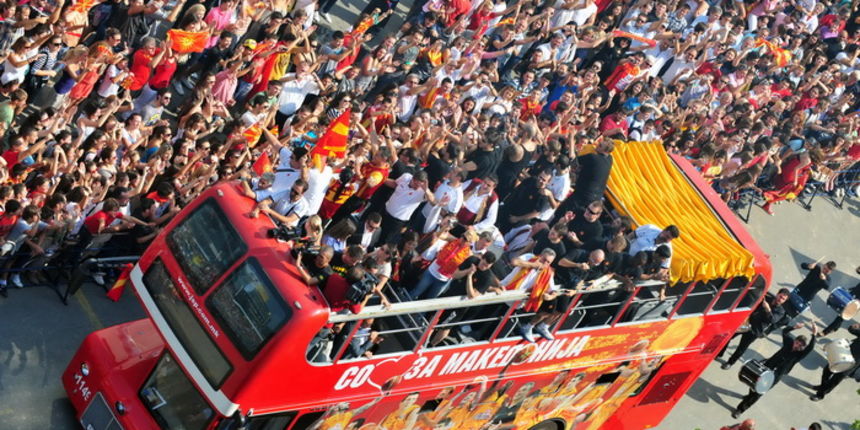 Skopje, 190911.
Unatoc jucerasnjem porazu u borbi za broncu, Makedonska kosarkarska reprezentacija je bila docekana na velicanstven nacin danas u Skoplju. Nekoliko desetak tisuca gradjana su na trgu Makedonija u Skoplju pozdravili makedonske heroje.
Foto Skopje, 190911.
Unatoc jucerasnjem porazu u borbi za broncu, Makedonska kosarkarska reprezentacija je bila docekana na velicanstven nacin danas u Skoplju. Nekoliko desetak tisuca gradjana su na trgu Makedonija u Skoplju pozdravili makedonske heroje.
Foto