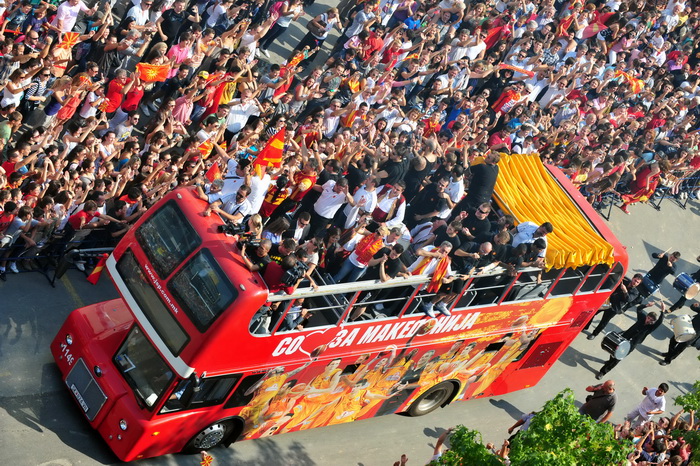 Skopje, 190911.
Unatoc jucerasnjem porazu u borbi za broncu, Makedonska kosarkarska reprezentacija je bila docekana na velicanstven nacin danas u Skoplju. Nekoliko desetak tisuca gradjana su na trgu Makedonija u Skoplju pozdravili makedonske heroje.
Foto Skopje, 190911.
Unatoc jucerasnjem porazu u borbi za broncu, Makedonska kosarkarska reprezentacija je bila docekana na velicanstven nacin danas u Skoplju. Nekoliko desetak tisuca gradjana su na trgu Makedonija u Skoplju pozdravili makedonske heroje.
Foto