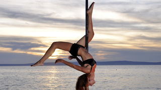 Rab, 070911.
Mlade i atraktivne Ceske studentice njih trinaest ljubiteljice aerobika, akrobacija na svili i plesa na stangi aktivno provode svoj godisnji odmor u uvali Veli mel (Supetarska Draga) vjezbajuci skoro pa cijeli dan ono sto najvise vole. Na sli