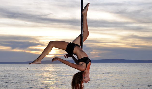 Rab, 070911.
Mlade i atraktivne Ceske studentice njih trinaest ljubiteljice aerobika, akrobacija na svili i plesa na stangi aktivno provode svoj godisnji odmor u uvali Veli mel (Supetarska Draga) vjezbajuci skoro pa cijeli dan ono sto najvise vole. Na sli