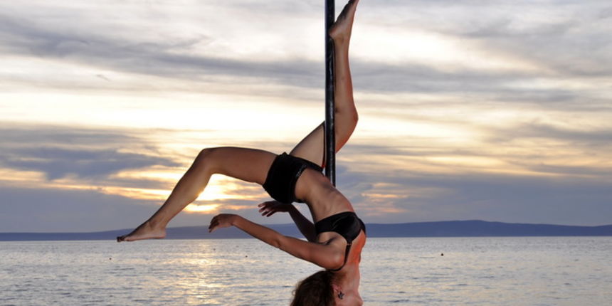 Rab, 070911.
Mlade i atraktivne Ceske studentice njih trinaest ljubiteljice aerobika, akrobacija na svili i plesa na stangi aktivno provode svoj godisnji odmor u uvali Veli mel (Supetarska Draga) vjezbajuci skoro pa cijeli dan ono sto najvise vole. Na sli Rab, 070911.
Mlade i atraktivne Ceske studentice njih trinaest ljubiteljice aerobika, akrobacija na svili i plesa na stangi aktivno provode svoj godisnji odmor u uvali Veli mel (Supetarska Draga) vjezbajuci skoro pa cijeli dan ono sto najvise vole. Na sli