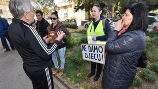 Ispred zadarskog Centra za socijalnu skrb, odrzan je prosvjed kako bi se izrazilo nezadovoljstvo nacinom rada djelatnika ove institucije. Prosvjed je potaknut nedavnim zbivanjima u skucaju obiteli Bozic. Photo: Dino Stanin/PIXSELL Autor  Dino Stanin/PIXS