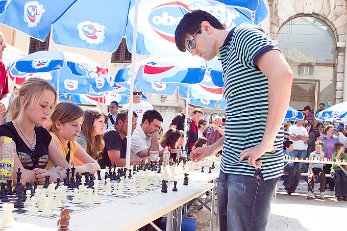 Narodni trg: Simultanka velemajstora Saša Martinović na 50 pločaa, Foto: Leo Banićć Narodni trg: Simultanka velemajstora Saša Martinović na 50 pločaa, Foto: Leo Banićć
