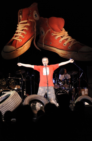 Split, 021009.
Spaladium Arena.
Koncert “Adio lito” na kojem nastupaju Hladno pivo, Fon Biskich, Damir Urban, Marijan Ban i Psihomodo Pop.
Na fotografiji: Fon Biskich.
Foto: Josko Ponos / CROPIX Split, 021009.
Spaladium Arena.
Koncert “Adio lito” na kojem nastupaju Hladno pivo, Fon Biskich, Damir Urban, Marijan Ban i Psihomodo Pop.
Na fotografiji: Fon Biskich.
Foto: Josko Ponos / CROPIX