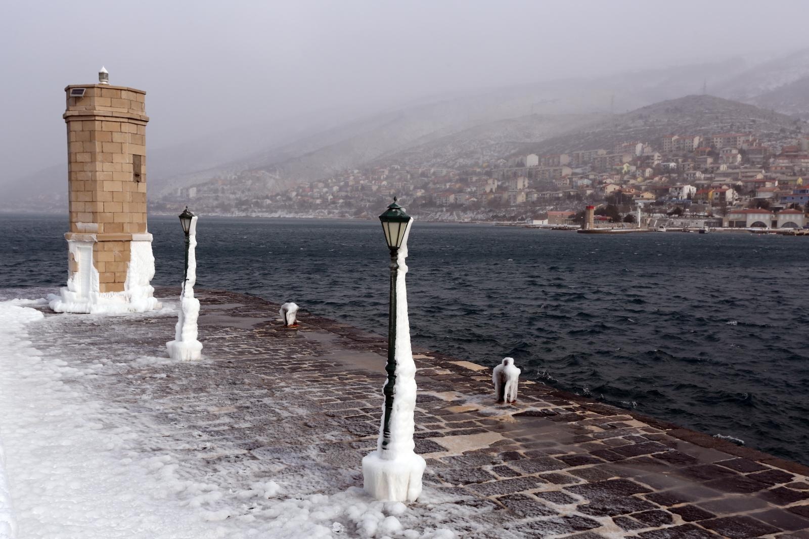 Zaleđeno more i čudesne ledene skulpture na senjskoj rivi