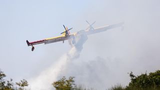 Vatrogasci i kanaderi lokalizirali požar u blizini gradskog deponija Vatrogasci i kanaderi lokalizirali požar u blizini gradskog deponija