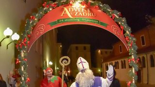 Sv. Nikola s Krampusom i Vilenjakom zabavljao djecu od Kampo Kaštela do Trga Petra Zoranića Sv. Nikola s Krampusom i Vilenjakom zabavljao djecu od Kampo Kaštela do Trga Petra Zoranića