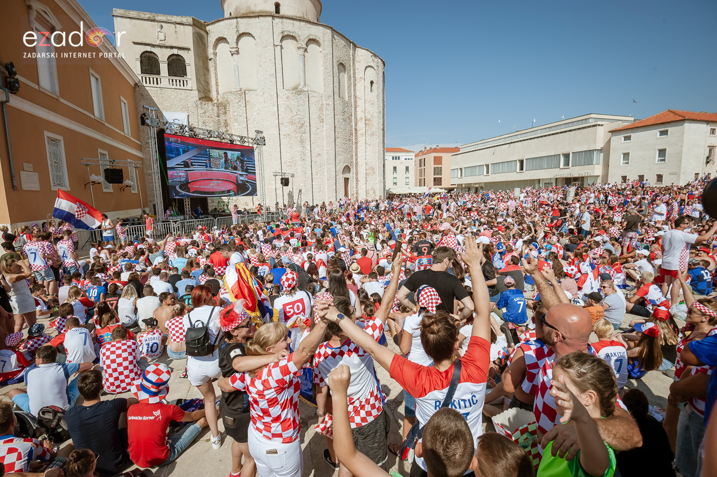 Navijačko ludilo u Zadru za vrijeme i nakon finala Svjetskog prvenstva Navijačko ludilo u Zadru za vrijeme i nakon finala Svjetskog prvenstva
