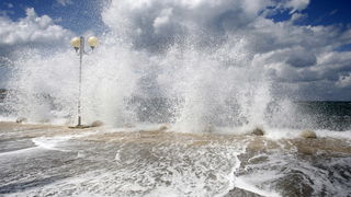 Zadar, 200711.
Jaka tramontana puse od sinoc. Dok mnogima stvara probleme u morskom prometu neki uzivaju u velikim valovima. 
Foto: Jure Miskovic / CROPIX
