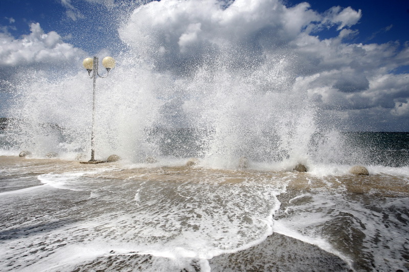 Zadar, 200711.
Jaka tramontana puse od sinoc. Dok mnogima stvara probleme u morskom prometu neki uzivaju u velikim valovima. 
Foto: Jure Miskovic / CROPIX