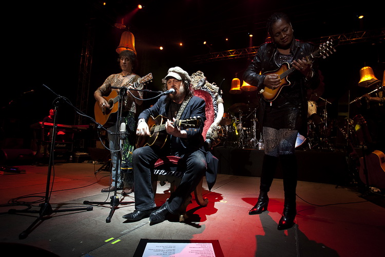 Pula, 180611.
Arena.
Zucchero se koncertom u Areni Puljanima predstavio u sklopu “Chocaback Tour 2011” turneje . Ovo mu je treci put da nastupa u Pulskoj Areni.
Na fotografiji: Zucchero.
Foto: Srecko Niketic / CROPIX Pula, 180611.
Arena.
Zucchero se koncertom u Areni Puljanima predstavio u sklopu “Chocaback Tour 2011” turneje . Ovo mu je treci put da nastupa u Pulskoj Areni.
Na fotografiji: Zucchero.
Foto: Srecko Niketic / CROPIX