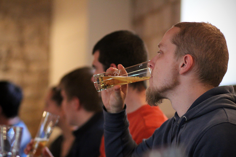 Restoran Atriji na Poluotoku. Karlovacka pivovara organizirala je degustaciju domaceg i stranog piva iz svog portfelja, te portfelja Heineken-a. Foto-SAŠA ČUKA Restoran Atriji na Poluotoku. Karlovacka pivovara organizirala je degustaciju domaceg i stranog piva iz svog portfelja, te portfelja Heineken-a. Foto-SAŠA ČUKA