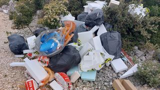 Na Pašmanu ponovno ilegalni otpad, iz Općine traže pomoć u pronalasku počinitelja Na Pašmanu ponovno ilegalni otpad, iz Općine traže pomoć u pronalasku počinitelja