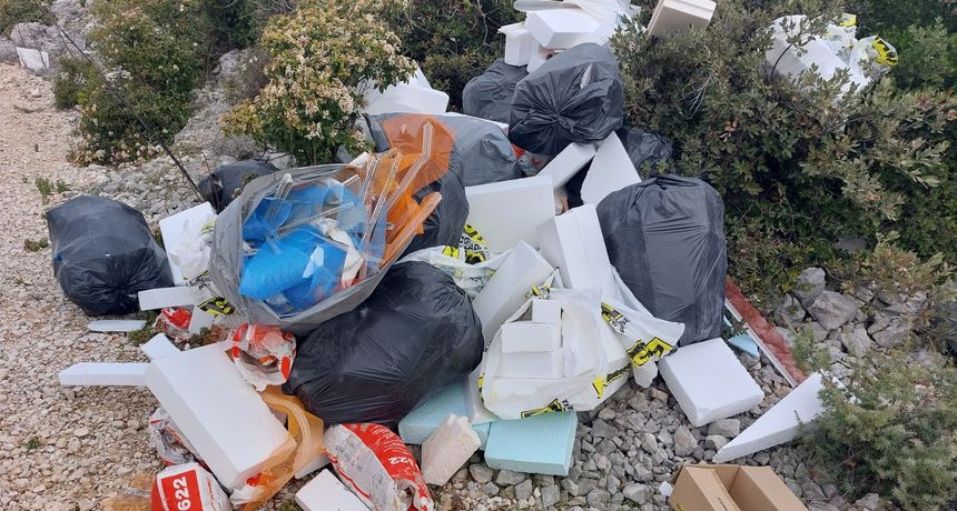 Na Pašmanu ponovno ilegalni otpad, iz Općine traže pomoć u pronalasku počinitelja Na Pašmanu ponovno ilegalni otpad, iz Općine traže pomoć u pronalasku počinitelja