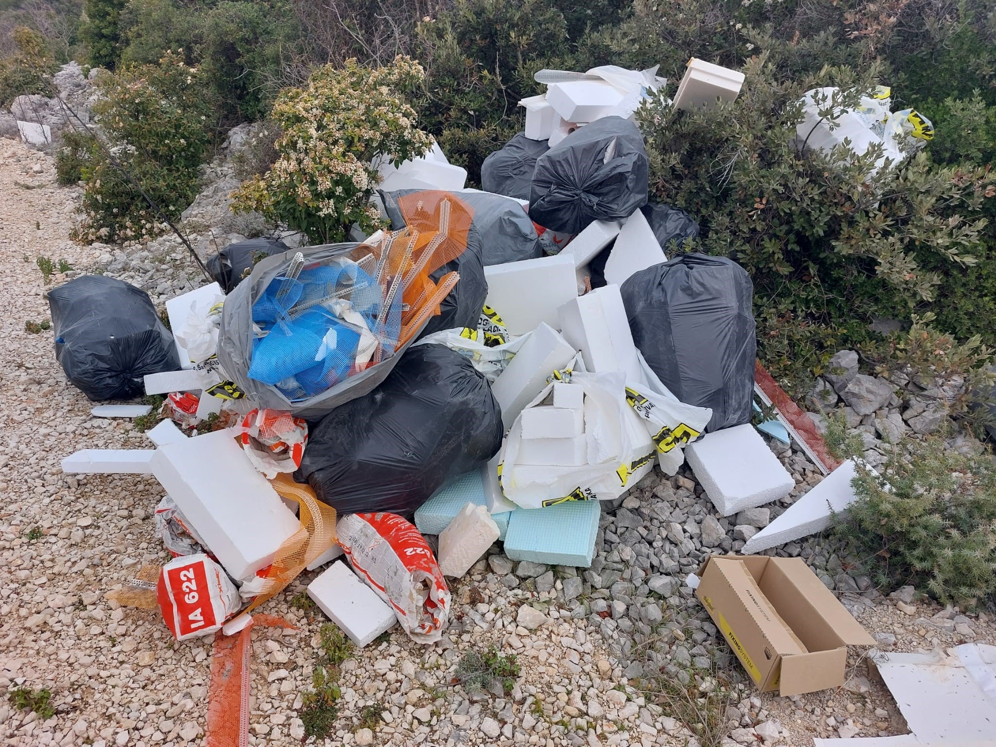 Na Pašmanu ponovno ilegalni otpad, iz Općine traže pomoć u pronalasku počinitelja Na Pašmanu ponovno ilegalni otpad, iz Općine traže pomoć u pronalasku počinitelja