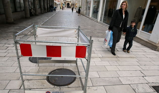 Zadar, 110110.
Saht u ulici Simuna Kozicica Benje na zadarskom poluotoku u koji je jutros upala jedna zena i zbog toga zavrsila na medicinskoj obradi u Opcoj bolnici Zadar. 
Foto: Vladimir Ivanov / CROPIX