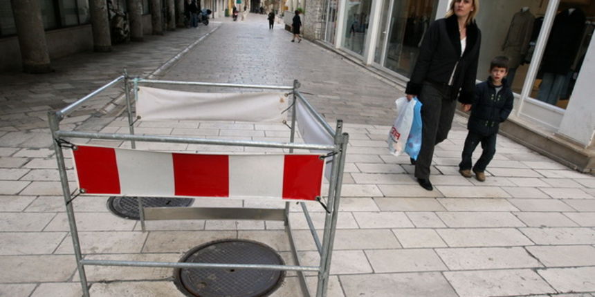 Zadar, 110110.
Saht u ulici Simuna Kozicica Benje na zadarskom poluotoku u koji je jutros upala jedna zena i zbog toga zavrsila na medicinskoj obradi u Opcoj bolnici Zadar. 
Foto: Vladimir Ivanov / CROPIX