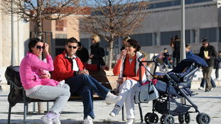 Zadar, 221212.
Prekrasan, gotovo proljetni dan, omogucio je zadranima da uzivaju u jutarnjoj setnji i kavi na terasama kafica. Temperatura zraka je 14 stupnjeva Celzijusa.
Na fotografiji: Zadrani uzivaju na Forumu.
Foto: Luka Gerlanc / CROPIX Zadar, 221212.
Prekrasan, gotovo proljetni dan, omogucio je zadranima da uzivaju u jutarnjoj setnji i kavi na terasama kafica. Temperatura zraka je 14 stupnjeva Celzijusa.
Na fotografiji: Zadrani uzivaju na Forumu.
Foto: Luka Gerlanc / CROPIX