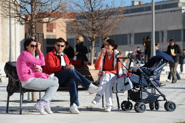 Zadar, 221212.
Prekrasan, gotovo proljetni dan, omogucio je zadranima da uzivaju u jutarnjoj setnji i kavi na terasama kafica. Temperatura zraka je 14 stupnjeva Celzijusa.
Na fotografiji: Zadrani uzivaju na Forumu.
Foto: Luka Gerlanc / CROPIX Zadar, 221212.
Prekrasan, gotovo proljetni dan, omogucio je zadranima da uzivaju u jutarnjoj setnji i kavi na terasama kafica. Temperatura zraka je 14 stupnjeva Celzijusa.
Na fotografiji: Zadrani uzivaju na Forumu.
Foto: Luka Gerlanc / CROPIX