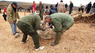 Skabrnja, 230313.
Na Razovljevoj glavici u Skabrnji, uz put koji ce prolaziti uokolo buducega Memorijalnog centra, jutros je izgradjen kriz u suhozidu. U gradnji kriza dimenzija 24 puta 15 metara, visine 80 centimetara te sirine jednog metra sudjelovalo j Skabrnja, 230313.
Na Razovljevoj glavici u Skabrnji, uz put koji ce prolaziti uokolo buducega Memorijalnog centra, jutros je izgradjen kriz u suhozidu. U gradnji kriza dimenzija 24 puta 15 metara, visine 80 centimetara te sirine jednog metra sudjelovalo j