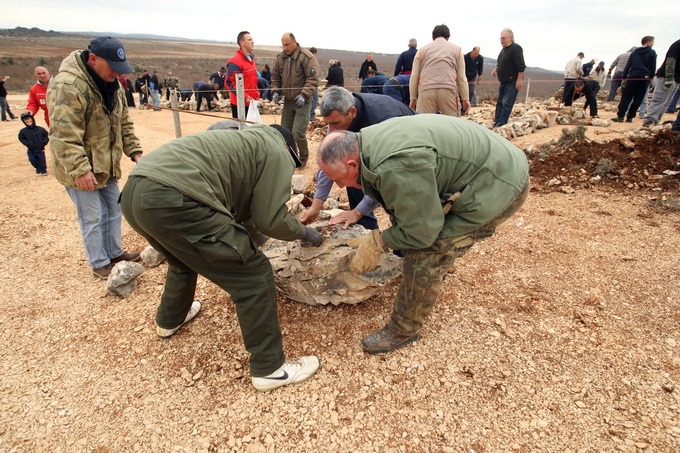 Skabrnja, 230313.
Na Razovljevoj glavici u Skabrnji, uz put koji ce prolaziti uokolo buducega Memorijalnog centra, jutros je izgradjen kriz u suhozidu. U gradnji kriza dimenzija 24 puta 15 metara, visine 80 centimetara te sirine jednog metra sudjelovalo j Skabrnja, 230313.
Na Razovljevoj glavici u Skabrnji, uz put koji ce prolaziti uokolo buducega Memorijalnog centra, jutros je izgradjen kriz u suhozidu. U gradnji kriza dimenzija 24 puta 15 metara, visine 80 centimetara te sirine jednog metra sudjelovalo j
