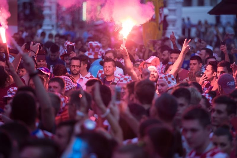 Hrvatski navijači okupirali Lens uoči utakmice s Portugalom, Photo: PIXSELL Hrvatski navijači okupirali Lens uoči utakmice s Portugalom, Photo: PIXSELL