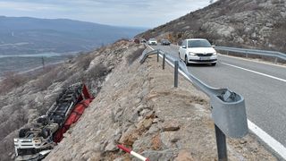 Orkanska bura na istom mjestu na cesti Gračac – Zaton Obrovački prevrnula dva kamiona