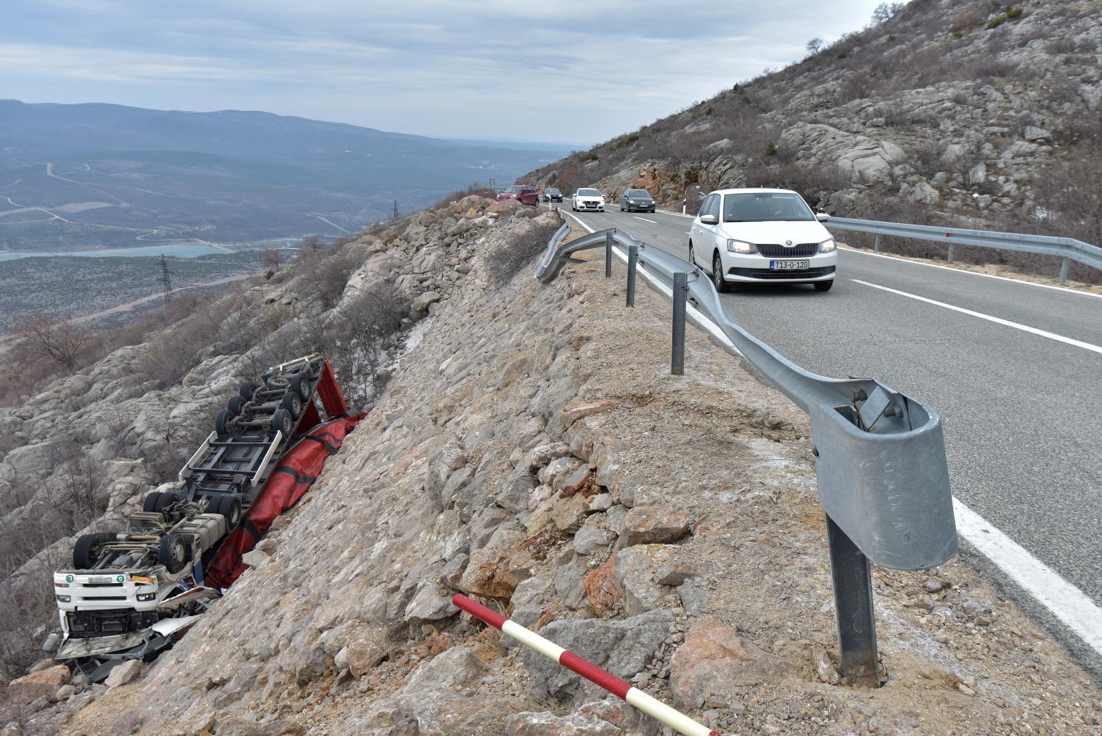 Orkanska bura na istom mjestu na cesti Gračac – Zaton Obrovački prevrnula dva kamiona