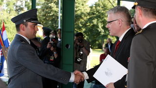 Vukovar, 250610.
U povodu Dana drzavnosti Republike Hrvatske obiljezen  zavrsetak skolovanja polaznika vojnih skola za potrebe Oruzanih snaga. Na fotografiji predsjednik Ivo Josipovic urucuje nagrade i priznanja.
Foto: Damir Glibusic / CROPIX