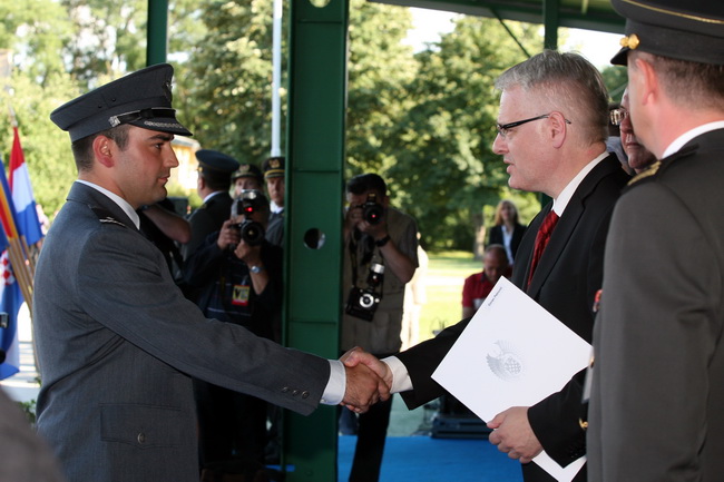 Vukovar, 250610.
U povodu Dana drzavnosti Republike Hrvatske obiljezen  zavrsetak skolovanja polaznika vojnih skola za potrebe Oruzanih snaga. Na fotografiji predsjednik Ivo Josipovic urucuje nagrade i priznanja.
Foto: Damir Glibusic / CROPIX