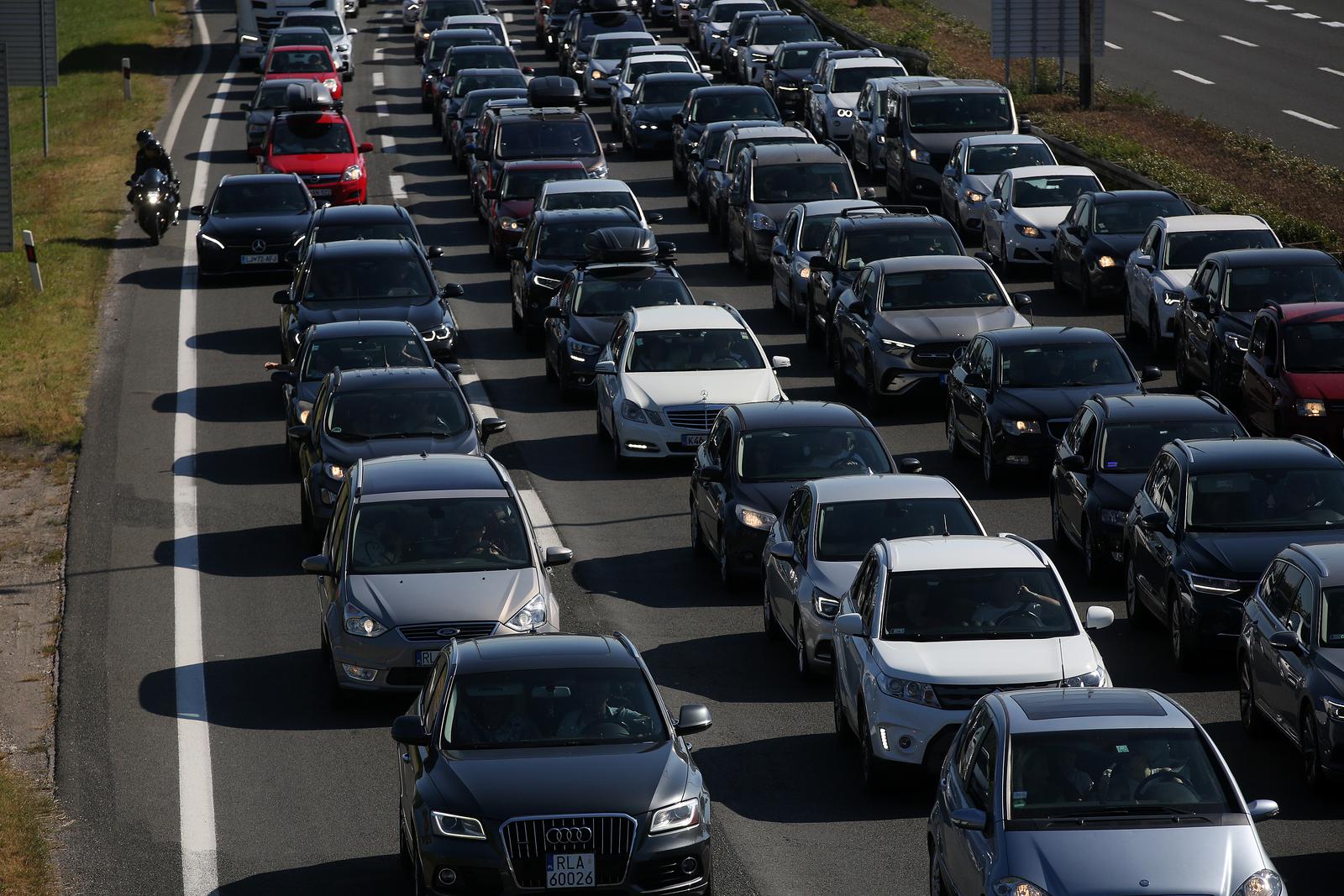 Gužve na naplatnim kućicama Lučko u smjeru mora