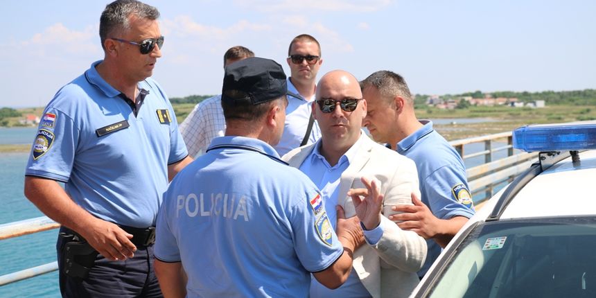 Privođenje Kristijana Kapovića, načelnika općine Vir Privođenje Kristijana Kapovića, načelnika općine Vir