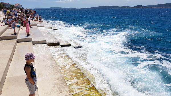 Guštanje u valovima i glazbi Morskih orgulja, a sliku je upotpunio jedrenjak Club Med 2. Foto: Mladen Malik Guštanje u valovima i glazbi Morskih orgulja, a sliku je upotpunio jedrenjak Club Med 2. Foto: Mladen Malik