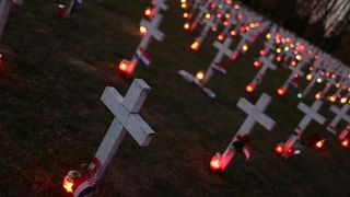 Vukovar: Lampioni osvjetljavaju 938 bijelih križeva na Memorijalnom groblju. Foto: Grgur Žućko/PIXSELL Vukovar: Lampioni osvjetljavaju 938 bijelih križeva na Memorijalnom groblju. Foto: Grgur Žućko/PIXSELL