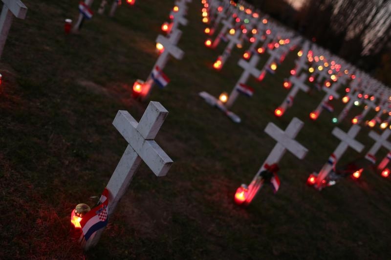 Vukovar: Lampioni osvjetljavaju 938 bijelih križeva na Memorijalnom groblju. Foto: Grgur Žućko/PIXSELL Vukovar: Lampioni osvjetljavaju 938 bijelih križeva na Memorijalnom groblju. Foto: Grgur Žućko/PIXSELL