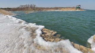 Ribarska lučica Prosika na Vranskom jezeru okovana ledom Ribarska lučica Prosika na Vranskom jezeru okovana ledom