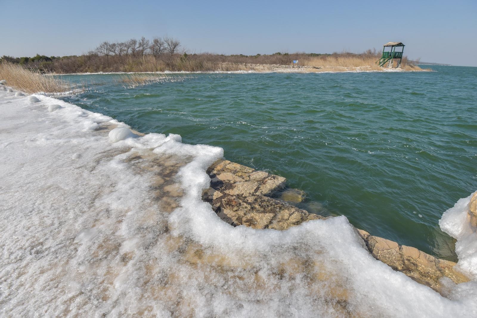 Ribarska lučica Prosika na Vranskom jezeru okovana ledom Ribarska lučica Prosika na Vranskom jezeru okovana ledom