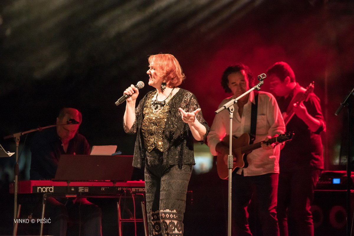 Zorica Kondža i klapa Cambi @ bazen Ilirije u Biogradu