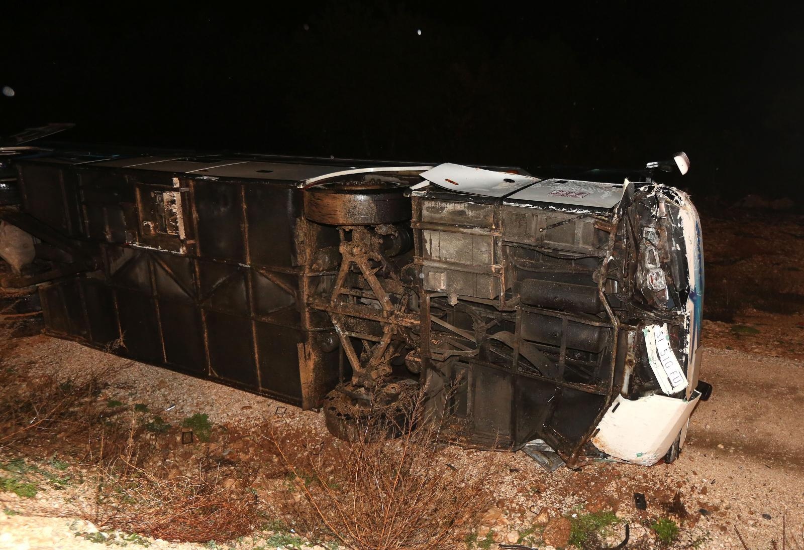 Vodice: U sudaru automobila i autobusa tri osobe ozlijeđene, a autobus završio na boku