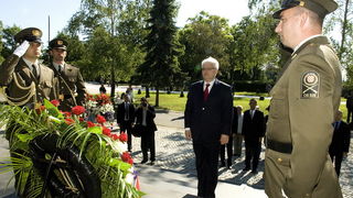 Zagreb,250611
Groblje Mirogoj.
Predsjednik RH dr. Ivo Josipovic u povodu Dana drzavnosti polaze vijenac na spomen obiljezju Zid boli.
Foto: Zeljko Grgic / CROPIX