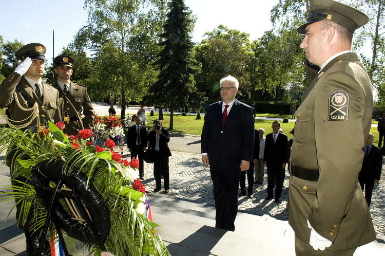 Zagreb,250611
Groblje Mirogoj.
Predsjednik RH dr. Ivo Josipovic u povodu Dana drzavnosti polaze vijenac na spomen obiljezju Zid boli.
Foto: Zeljko Grgic / CROPIX