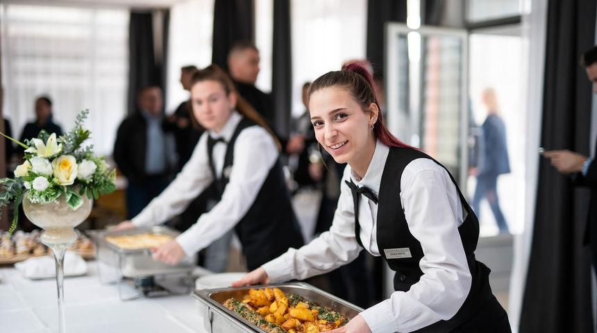 Hrvatska zajednica županija predstavila je jedinstvenu kuharicu pod imenom “Volim svoju županiju – Tradicionalna jela prema modernoj recepturi”. Hrvatska zajednica županija predstavila je jedinstvenu kuharicu pod imenom “Volim svoju županiju – Tradicionalna jela prema modernoj recepturi”.