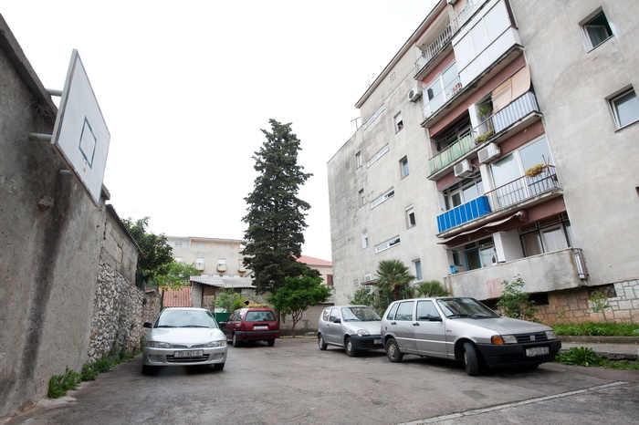 Zadar, 140412
Kosarkaska igralista i na njima postavljeni kosevi po citavom Zadru, koji se dici imenom “Grad kosarke”, su u jako losem stanju i/ili sluze kao parkiraliste.
Na fotografiji: kos koji je zajedno sa spomen plocom 1996. godine postavljen ispre Zadar, 140412
Kosarkaska igralista i na njima postavljeni kosevi po citavom Zadru, koji se dici imenom “Grad kosarke”, su u jako losem stanju i/ili sluze kao parkiraliste.
Na fotografiji: kos koji je zajedno sa spomen plocom 1996. godine postavljen ispre