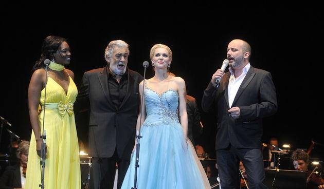 Zagreb, 221011Poznati tenor Placido Domingo odrzao je koncert u zagrebackoj Areni. Na slici su Micaela Oeste, Placido Domingo, Angel Blue i Tony Cetinski..Foto: Marko Miscevic / CROPIX