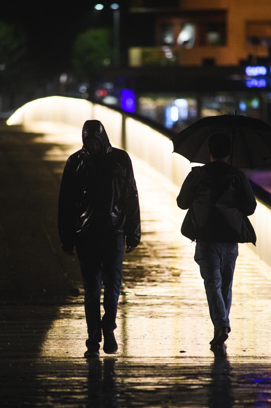 Kiša je potopila ulice grada. Jesen je stigla u svom svojem sjaju