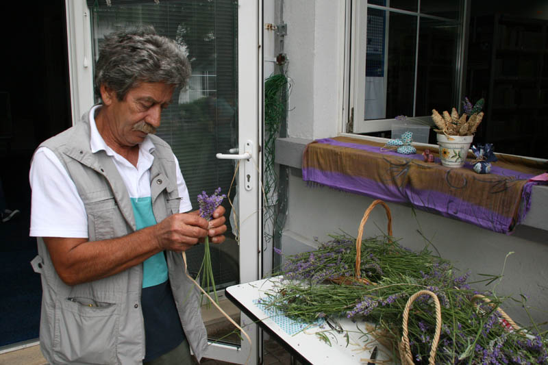 Danas je održana kreativna radionica za velike i male u organizaciji Dječjeg odjela Gradske knjižnice Zadar: izrada stručaka i jastučića od lavande od 10-12 h. Radionicu je vodila gospođa Jadranka Plantak. Foto by Lucija Juravic Danas je održana kreativna radionica za velike i male u organizaciji Dječjeg odjela Gradske knjižnice Zadar: izrada stručaka i jastučića od lavande od 10-12 h. Radionicu je vodila gospođa Jadranka Plantak. Foto by Lucija Juravic