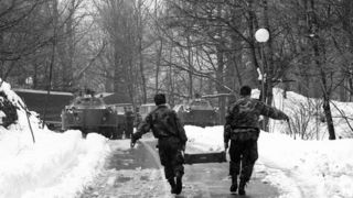 310391. ARHIVSKA FOTOGRAFIJA:
Plitvicka jezera – Akcija pripadnika za posebne namjene hrvatskog MUP-a na sam Uskrs 31.03.1991 kojom je ponovno uspostavljena policijska postaja na Plitvickim jezerima. Okrsaj je trajajo vise sati u kojoj je poginuo redarstv 310391. ARHIVSKA FOTOGRAFIJA:
Plitvicka jezera – Akcija pripadnika za posebne namjene hrvatskog MUP-a na sam Uskrs 31.03.1991 kojom je ponovno uspostavljena policijska postaja na Plitvickim jezerima. Okrsaj je trajajo vise sati u kojoj je poginuo redarstv