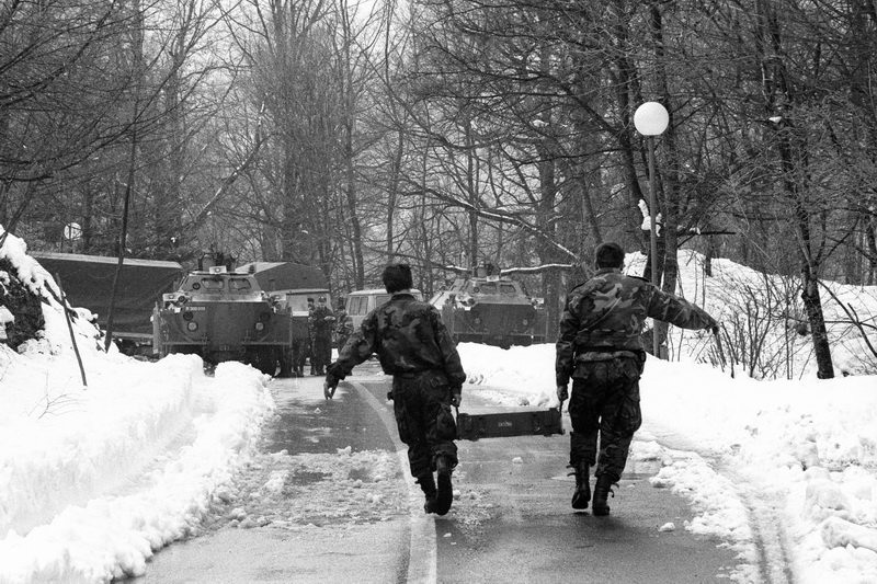 310391. ARHIVSKA FOTOGRAFIJA:
Plitvicka jezera – Akcija pripadnika za posebne namjene hrvatskog MUP-a na sam Uskrs 31.03.1991 kojom je ponovno uspostavljena policijska postaja na Plitvickim jezerima. Okrsaj je trajajo vise sati u kojoj je poginuo redarstv 310391. ARHIVSKA FOTOGRAFIJA:
Plitvicka jezera – Akcija pripadnika za posebne namjene hrvatskog MUP-a na sam Uskrs 31.03.1991 kojom je ponovno uspostavljena policijska postaja na Plitvickim jezerima. Okrsaj je trajajo vise sati u kojoj je poginuo redarstv