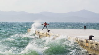 Spektakularna igra valova na zadarskoj rivi 5. studenog 2014.  Foto: Marin Pitton
